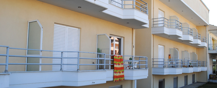 Με ελάχιστα κοινόχρηστα